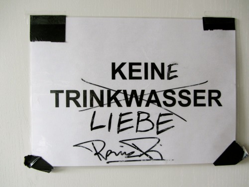 prinzfuckingpi:  mililalalu:  #splash! #autogramm #keine liebe #kein trinkwasser #prinz pi   wie cool ist das denn 