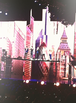 blamestyles:  Flying over the crowd during Change My Mind 