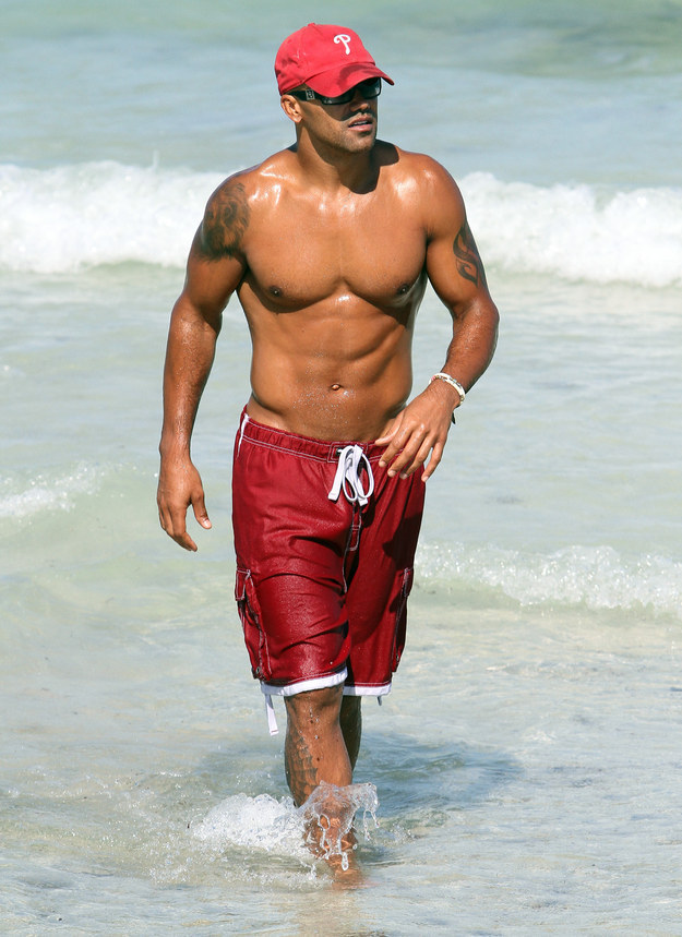 justjasper:  A Brief History Of Shemar Moore Walking On The Beach 