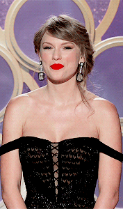 lovetheplayers:Taylor presenting the award for best original score at the 76th annual Golden Globe A