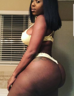 305slim:  Phat black ass