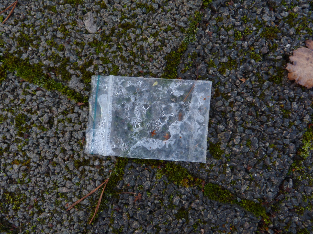 throwncondom:  Angleur, petit parking près du centre sportif, novembre 2014.  D’habitude,