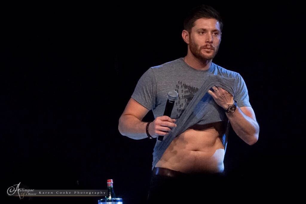 heartdoc112:  JENSEN WIPES HIS MOUTH WITH HIS SHIRT AND THEN REALIZES HE JUST FLASHED