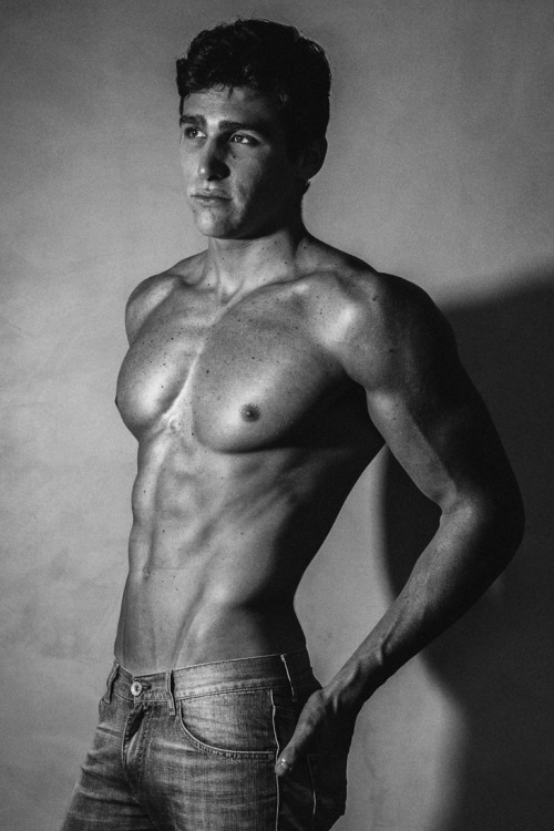 radkidintown:  WHO THE HELL IS THIS GUY. I FELL IN LOVE WITH HIM RIGHT AWAY. 