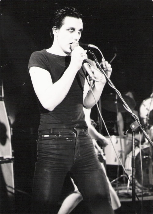 zombiesenelghetto-2:The Damned: Dave Vanian playing Middleton Civic, photo by Kevin Cummins, ca 1977