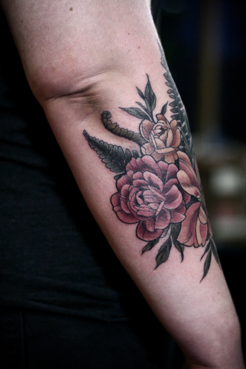 electrictattoos: wonderlandtattoospdx:Wrapping florals by Alice Kendall Alice Kendall