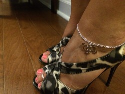 hornyflwife:  Her mmf anklet came today.