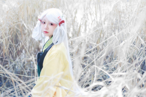 changan-moon:Girl wearing hanfu like costume(basically the same though it’s cosplay), origination is