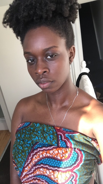 fckyeahprettyafricans:  Nigerian 🇳🇬 , UK 🇬🇧  Angela ‘Gel_Lopé’ on YouTube  19.😁  https://youtu.be/eFdsqF54VLE  Twitter: https://mobile.twitter.com/gel_lope Insta: https://www.instagram.com/gel_lope/  @anjeelina 