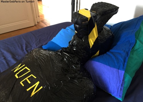 mastersebparis:  This is how I like to remind to Noen how much his sneakers stink 
