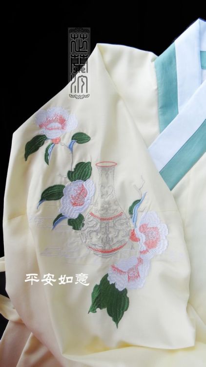 芷兰汀 平安如意大红袄材质：贡缎 价格：348RMB 淡黄袄材质：混纺（别问我具体混的什么，不知道。）价格：淡黄袄子348RMB 可定金尾款模式，定金150需提前确认收货~ _(:з」∠)_ 关于色差