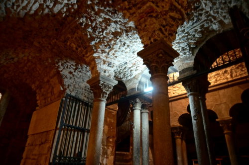 ars-videndi:The crypt of Basilique Notre-Dame-du-Port, Clermont-Ferrand, AuvergneNotre-Dame-du-Port 