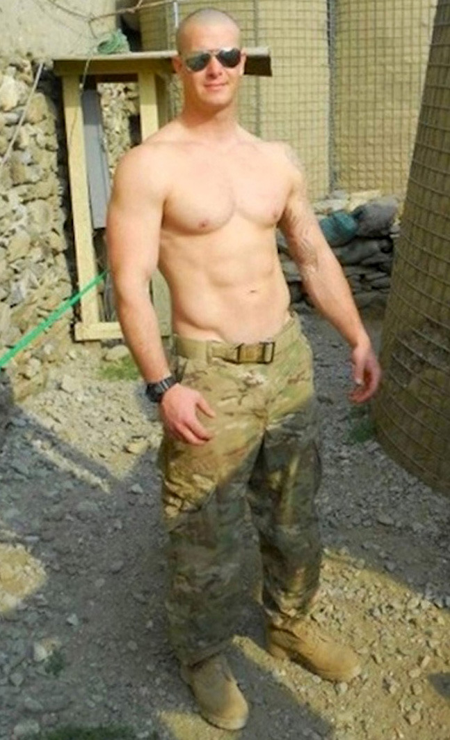 manly-muscular-machos:  MILITARY SERVICE:  Soldiers work hard during their time