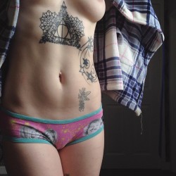 lost-lil-kitty:  Random belly picture. Loving