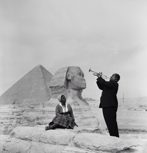 Louis Armstrong playing for his wife Lucille at the Sphinx during their trip to Egypt in 1961. (Via 