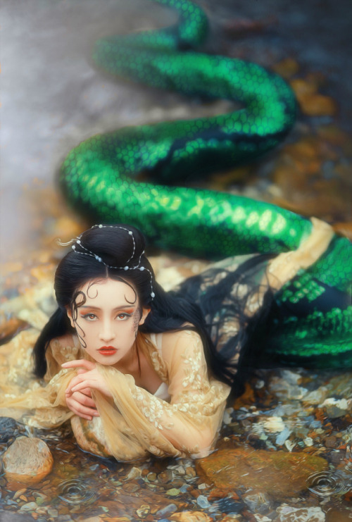 hanfugallery:青蛇 by 夏弃疾_ This photoset is a creative portrayal of the mythological snakes described i