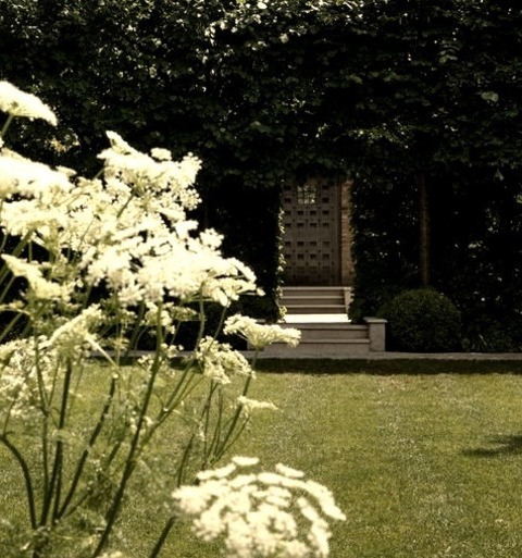 Traditional Landscape In LondonSummertime Inspiration For A Medium-sized Traditional Courtyard With Stone