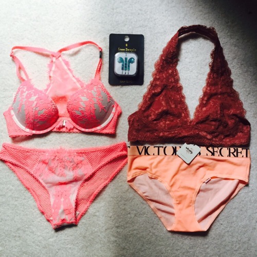 haulidays:mysterylifts:summer is here! ~ hauli literally have 0 chillfree peoplebralette $38ear buds