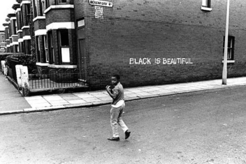 modernauta:SOCIAL & POLITICAL GRAFFITI IN THE UK (10 Pics)‘Black is Beautiful’ Moss Side, Manche