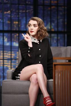 celebrity-legs: Maisie Williams