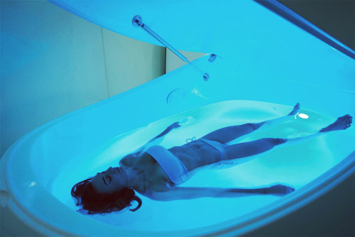 oxidi: Chiang Mai sensory deprivation tank A sensory deprivation tank is a lightless, soundproof tank filled with salt water at skin temperature, in which individuals float. It is used to isolate the brain from external stimulation. 