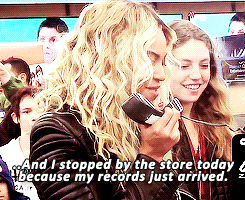  Beyoncé being the f’king cutest at Walmart (x)         