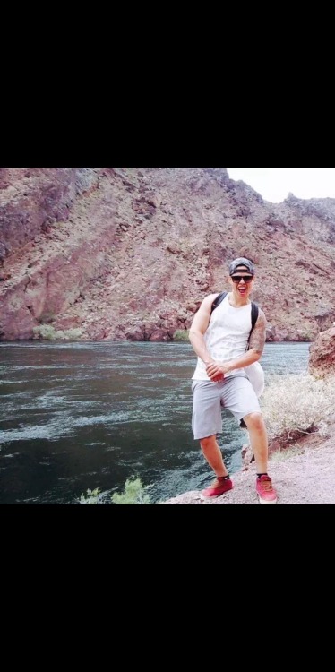 fotosgaysincensura:  Heterito engañado  Aquí les dejo este machito con buen cuerpo y una esquicita verga cabezona para pasarle la lengua mmmm   Rebloguea para más 
