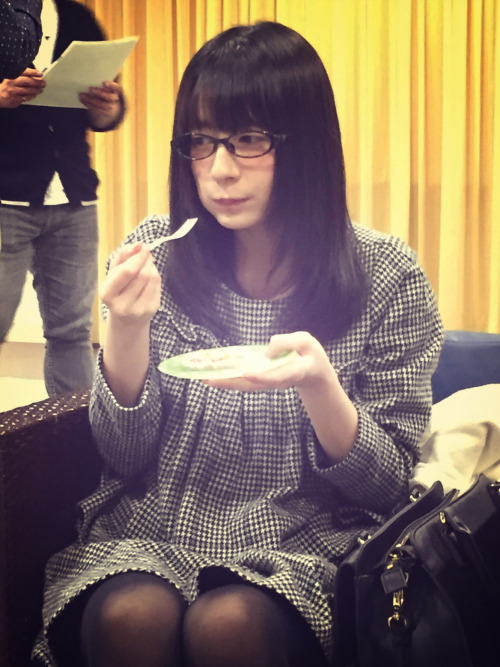 soimort:     イチゴのショートケーキを食べるゆかるゆさん置いときますね   (via 岩田華怜 - ７５５)
