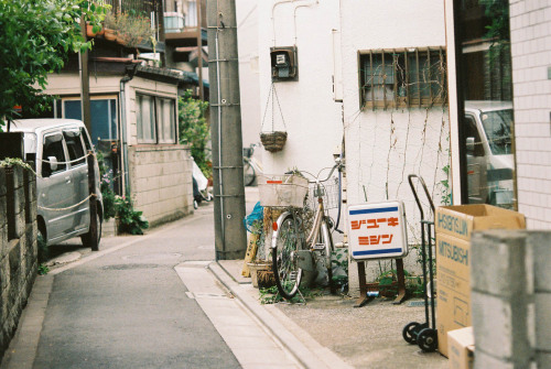 novemberschopin: 路地の看板 by sabamiso on Flickr.