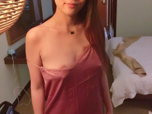 alisonzhang1999: nzzg: 凸凸的奶头是最爱？ 好可爱的奶头，要抓着吸，哈哈