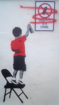 geteiltezigaretten:  thesecretbrand:  Graffiti Is Not A Crime  I love banksy 