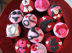 thattroikidd:  xxsheol:  It’s thattroikidd&rsquo;s birthday today, here&rsquo;s some kinky cupcakes :D You guys should say happy birthday to him, his blog is pretty nifty ^__^  Omg these are amazing :D   I love cupcake and so purrrfect for my birthday