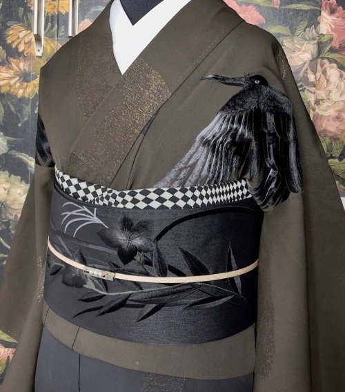 tanuki-kimono: @todayintokyo!!!!!! AAAAAAAAAAHHHHHHHHHH for this breathtaking crow themed antique ki