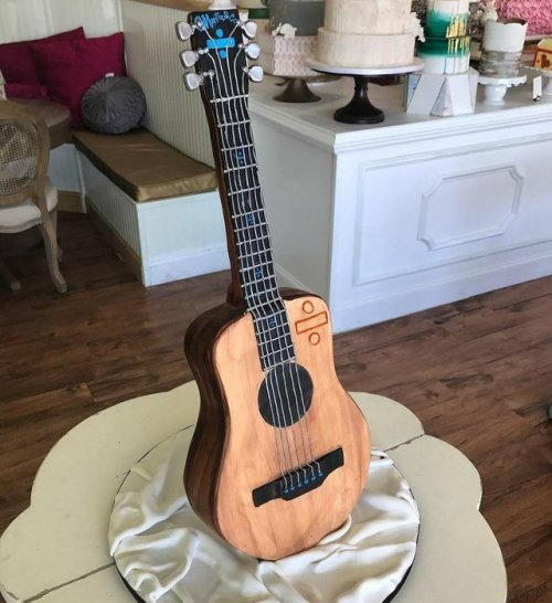 edsheeranbr: thewowfactorcakes: Oh hey @teddysphotos it’s your guitar in the form of chocolate
