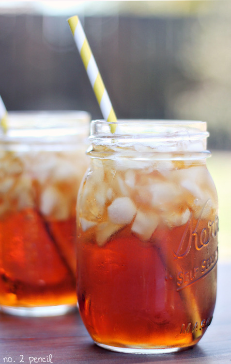 housewifesecrets: do-not-touch-my-food:  Sweet Tea  Come on summer