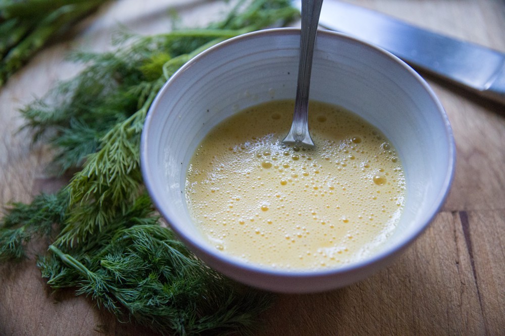 foodffs:  SCRAMBLED EGGS WITH ASPARAGUS, LEEKS, CHÈVRE AND DILLReally nice recipes.