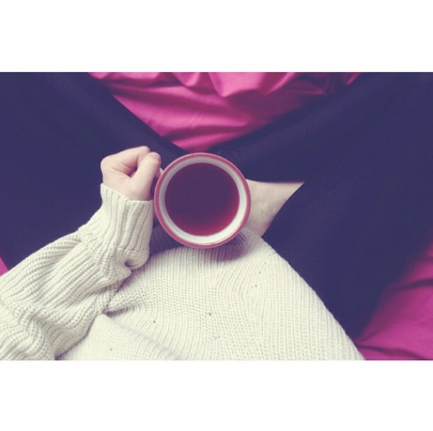 darkingly:  tea &amp; big sweaters &lt;3