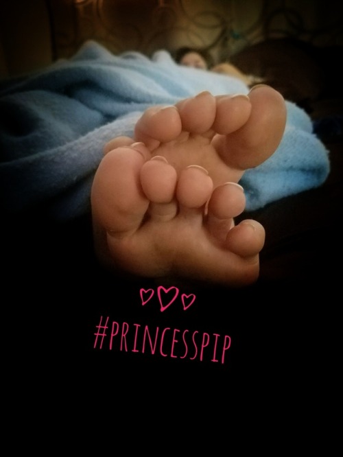 princesspipsperfect10: Sleepy feet