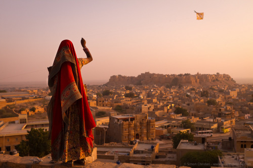 omnomnom74: Girl With Kite, India by Simon Christen - iseemooi Via Flickr: