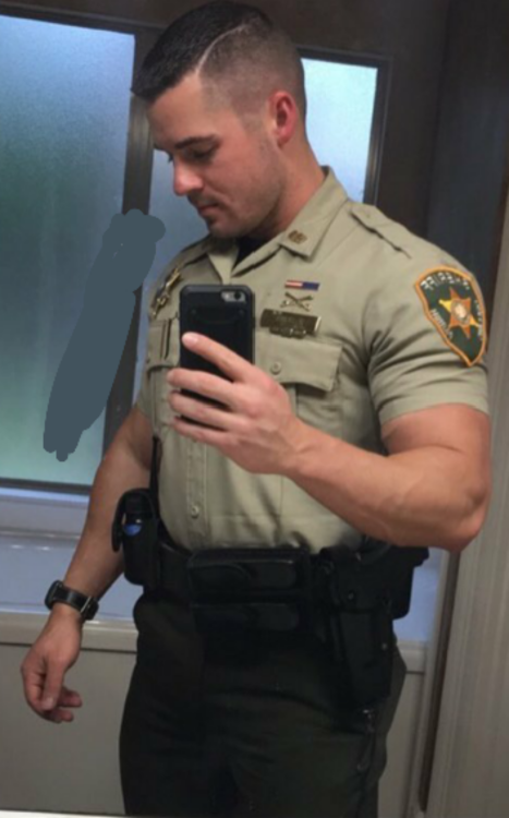 policecorps:  dehnerboot: hotuniformedmen: Such a hot man in uniform, wouldn’t mind dating a hot guy like this!!  I feel like violating some kind of law right now…   Never get tired of seeing this guy