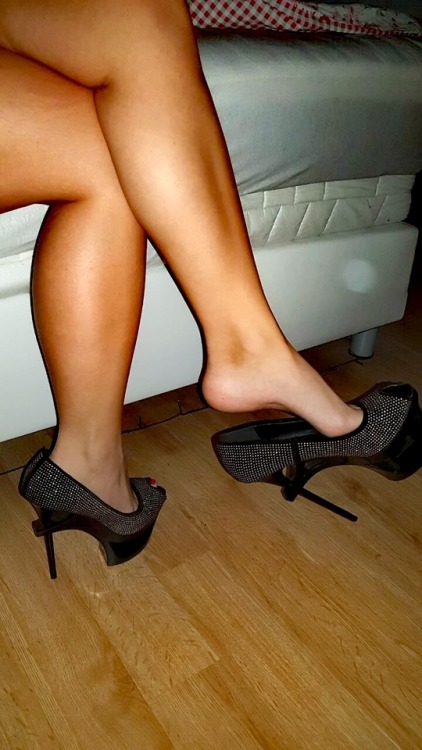 heelsfeetfetisch: My Mistress sexy Long legs *-*