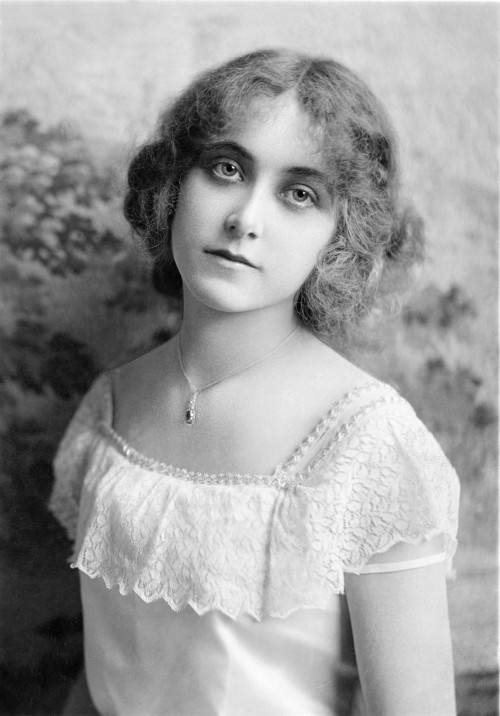 HAPPY BIRTHDAY, FRANCELIA BILLINGTON! [12/01/1895 - 11/24/1934]Photo of Francelia Billington | 1910s