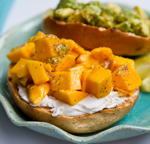 vegan-yums:  Guaca-Mango Bagel 