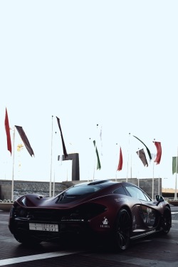 vistale:  McLaren P1: Dubai | via