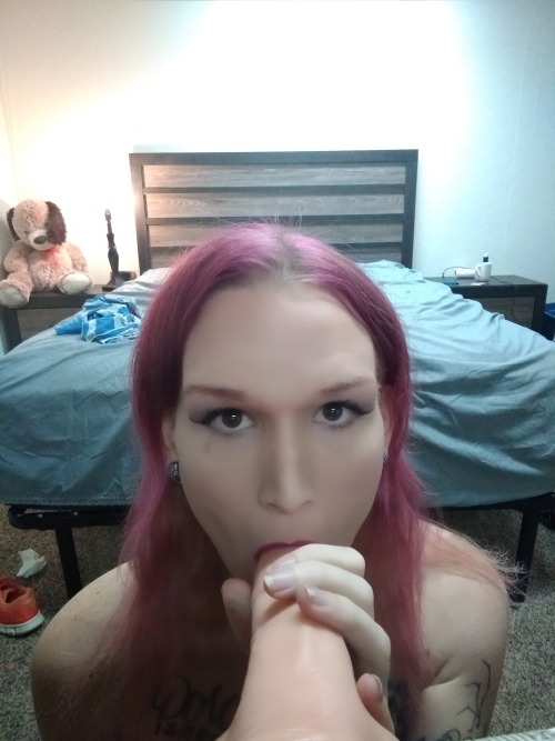 bitch-daddy:  imvioletmeadows:  Pt 3  What a yummy ass. I’d love to bury my face in it.