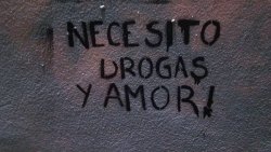 mis-cicatrices-del-pasado:  nicepsychopath-blog:  !!!!  Mas drogas que amor.