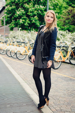 tightsobsession:  Polkda dot dress and black