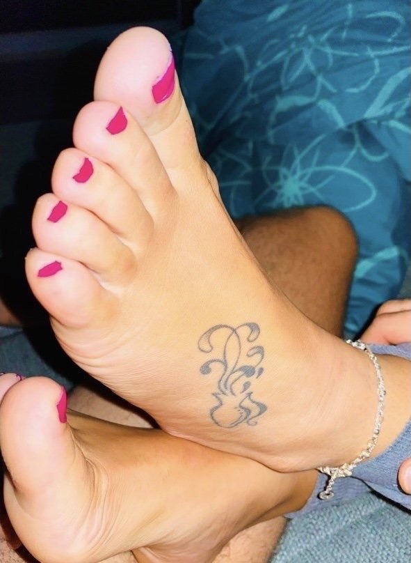 footfetishlifestyle2:Footfetishlifestyle 👣😍  her beautiful feet 👣😍 ❤️👣😍