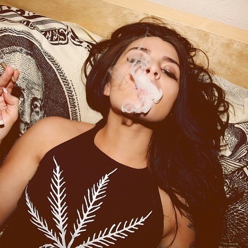 just a girl who loves her weed💕