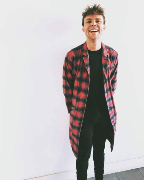 Ashton Irwin is so cute!